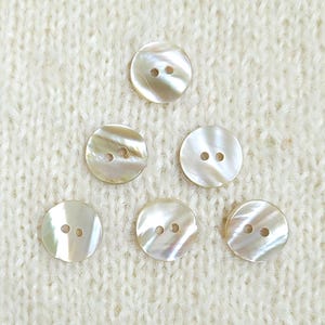 Bottoni in conchiglia a forma di pesce rosso da 11 mm o 15 mm, 2 fori, confezione da 6, perlescenti, in abalone giapponese Awabi, per abiti, cucito, maglieria, arte e artigianato.