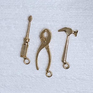 JHB ミニチュア DIY ツール チャーム リアル ペンダントセット ハンマー スクリュードライバー レンチ プライヤー ホームデコレーション クラフト 装飾 ドールハウス 装飾