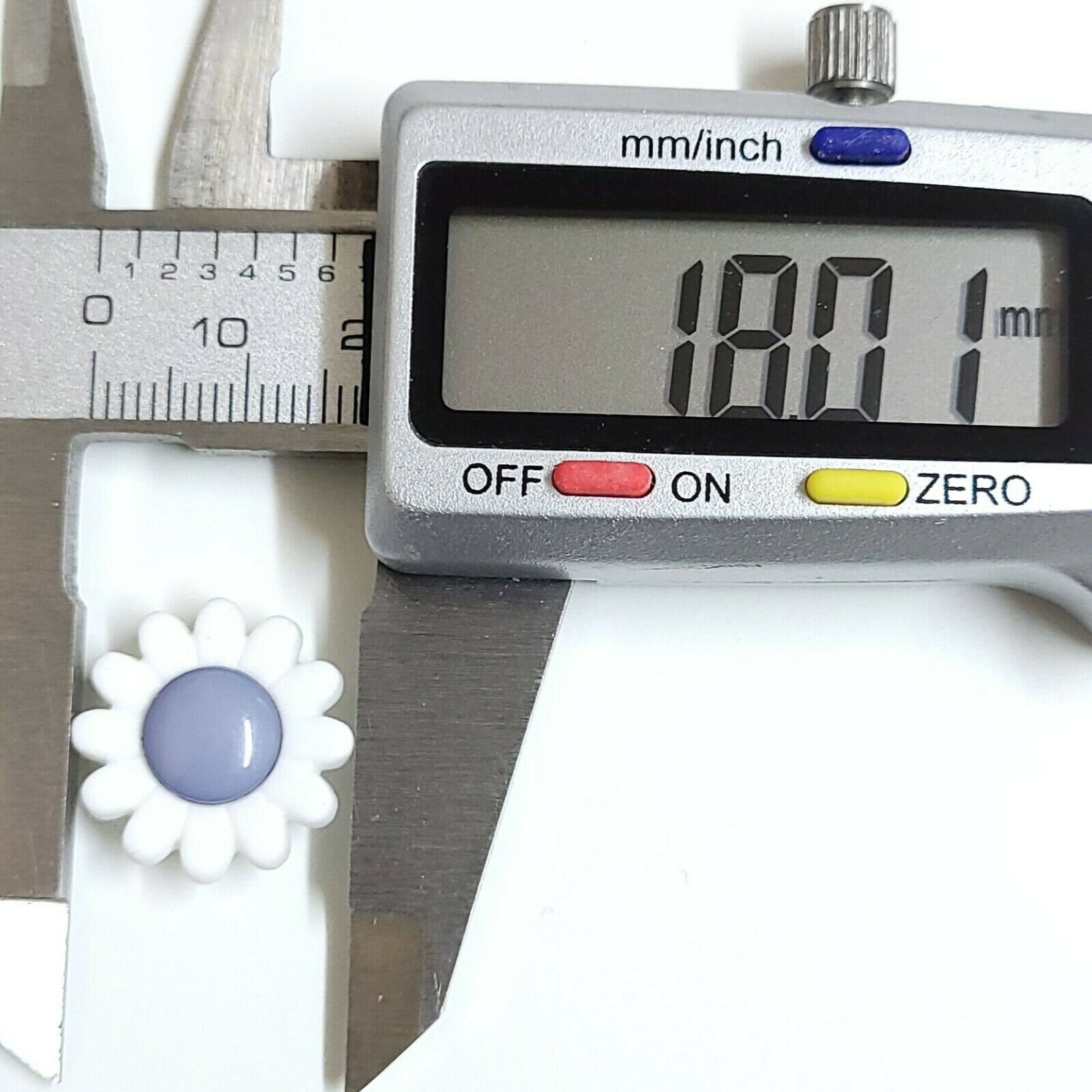 デイジーフラワーボタン 14mm 18mm シャンク 赤 黄 グレー 白 JHB