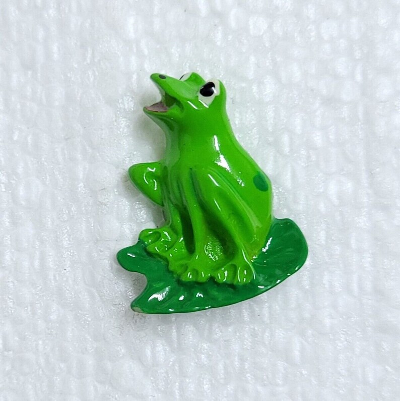 JHB Lucky Frog Buttons 20mm Shank Novelty Green Toad Sitting on a Lily