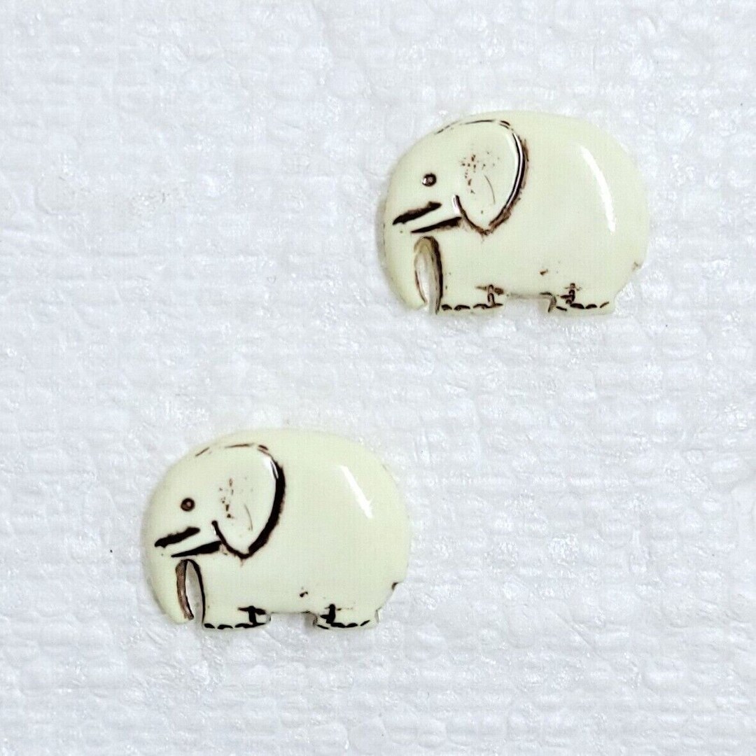 JHB White Elephant Buttons 16mm Plastic Shank Novelty Wildlife Animal
