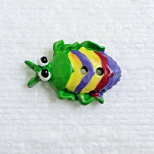 Guzik JHB Beetle 23 mm 2 otwory owad JHB International Novelty June Bug autorstwa Cheri Strole Szycie Robienie na drutach Sztuka Rzemiosło Scrapbooking Ozdoby