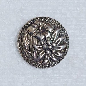 エーデルワイス & リンドウの花ボタン 18 mm メタルシャンク オールドシルバー 3D 花柄 モチーフ 裁縫 アート クラフト シャツ ケーブル カーディガン 装飾