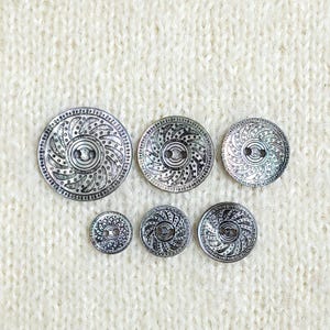 Smoke Grey Shell Buttons Etched Pinwheel Motif 12mm 15mm 18mm 20mm 23mm 28mm Sewing Knitting Shirt Coat Jacket Cardigan Craft Embellishments