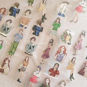 Könnte beinhalten: Eine Sammlung von Aquarell-Stickern mit Frauen in verschiedenen Posen und Outfits. Die Sticker sind auf durchsichtigen Blättern gedruckt und eignen sich perfekt, um Tagebüchern, Planern und anderen Bastelprojekten einen Hauch von Verspieltheit zu verleihen.