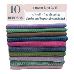 Könnte beinhalten: Ein Stapel von 10 Rebozos, jeweils 3 Meter lang, mit einem gewebten Rautenmuster in verschiedenen Farben wie Lila, Grün, Braun, Blau, Pink und hellem Lavendel. Der Text 10 REBOZOS und 3-meter long (10 ft) ist über dem Stapel zu sehen.
