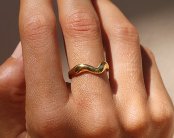 Minimalist golden wave ring: adjustable size made of 18 stainless steel