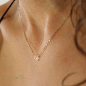 Mondstein Kette, kleiner Mondstein-Anhänger Goldkette, Geburtsstein Juni Halskette, Halskette mit kleinem stein Bild 2