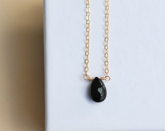 Geschenk für Freundin , Geburtsstein Kette , Gold Kette mit schwarzem stein , Black Spinel Jewellery