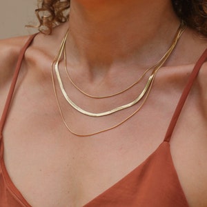 Collier à trois couches serti de bijoux avec des chaînes de serpent Cadeau minimaliste pour elle image 10