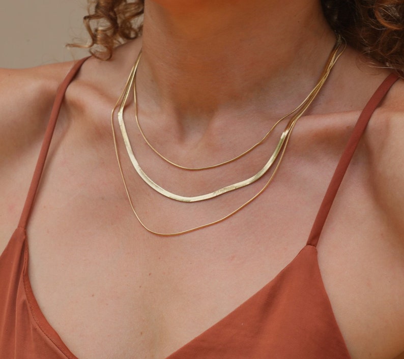 Collier à trois couches serti de bijoux avec des chaînes de serpent Cadeau minimaliste pour elle image 10