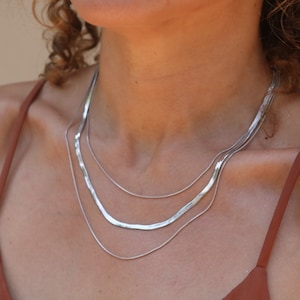 Collier à trois couches serti de bijoux avec des chaînes de serpent Cadeau minimaliste pour elle image 4