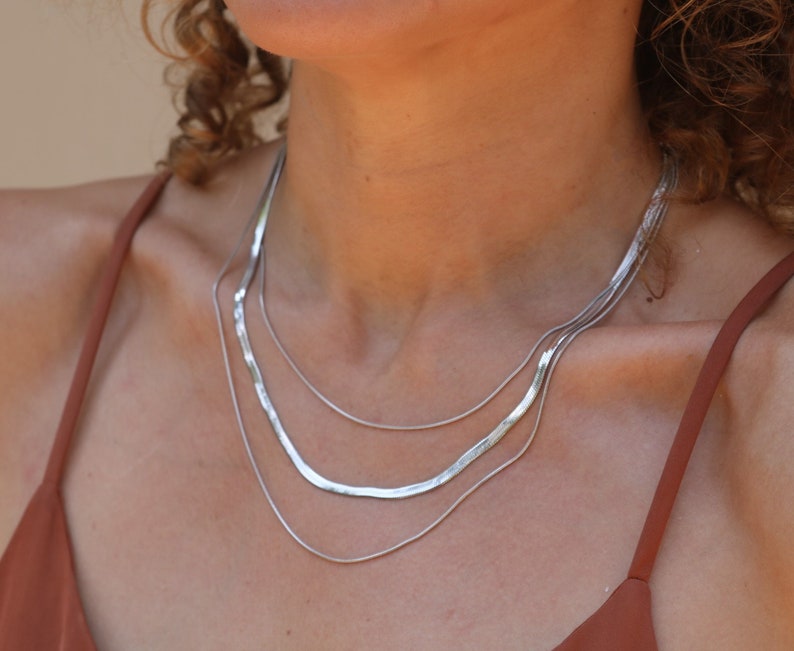 Collier à trois couches serti de bijoux avec des chaînes de serpent Cadeau minimaliste pour elle image 4