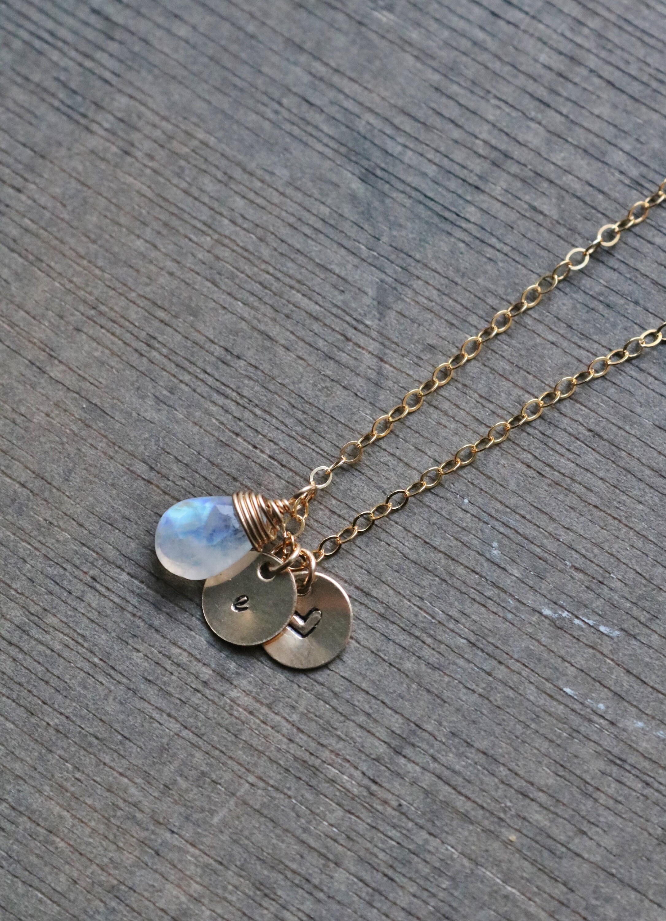 The Art of Personalized Jewelry: A Comprehensive Guide to Kette mit Gravur Bild