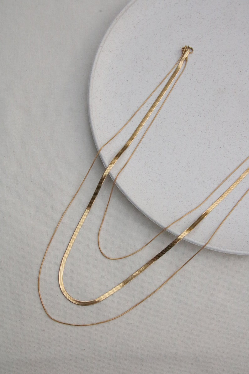 Collier à trois couches serti de bijoux avec des chaînes de serpent Cadeau minimaliste pour elle image 8