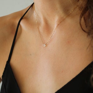 Mondstein Kette, kleiner Mondstein-Anhänger Goldkette, Geburtsstein Juni Halskette, Halskette mit kleinem stein Bild 3