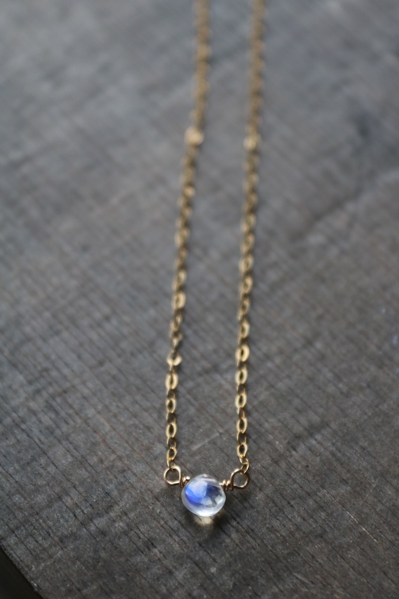 Mondstein Kette, kleiner Mondstein-Anhänger Goldkette, Geburtsstein Juni Halskette, Halskette mit kleinem stein Bild 7