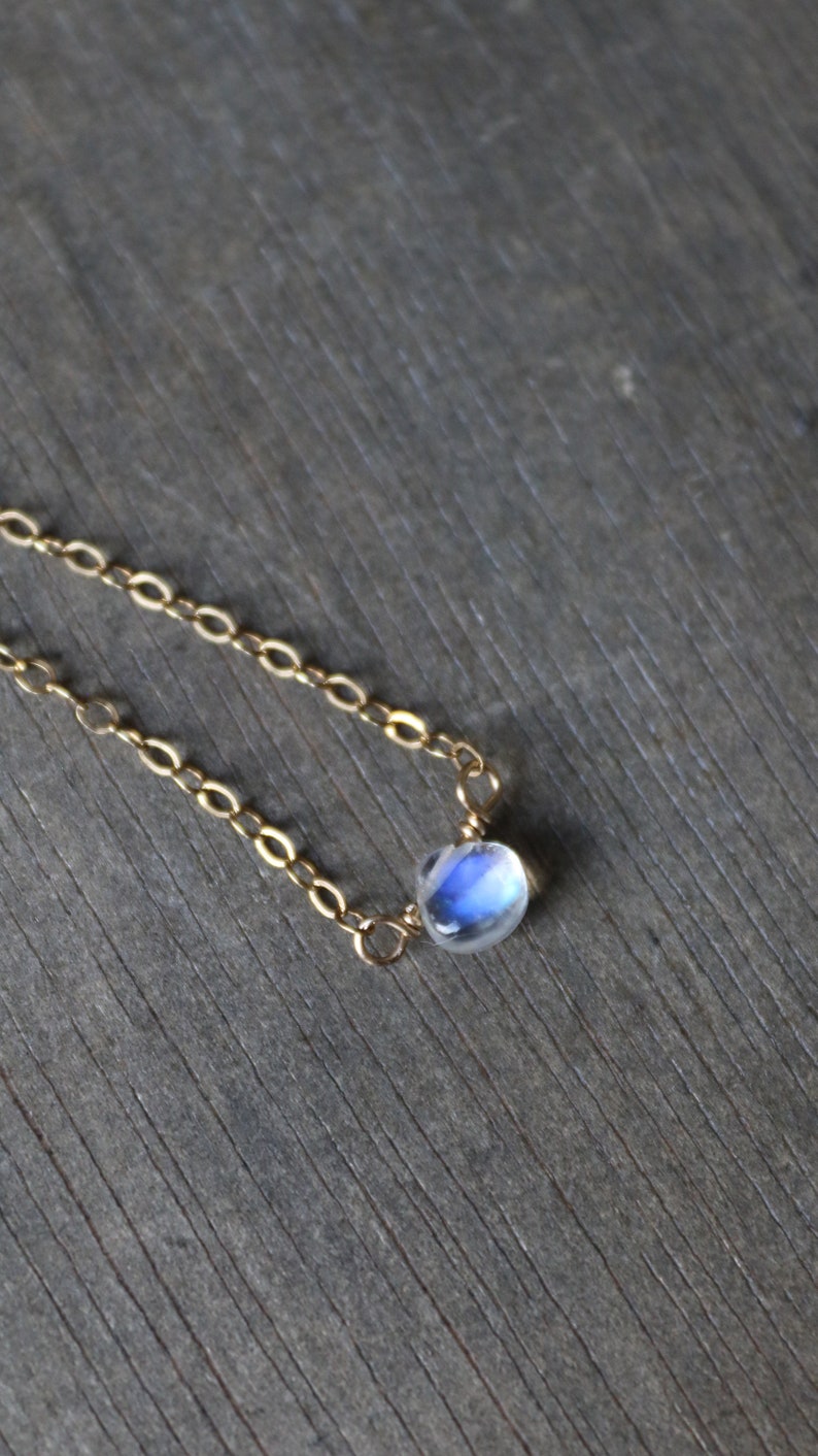 Mondstein Kette, kleiner Mondstein-Anhänger Goldkette, Geburtsstein Juni Halskette, Halskette mit kleinem stein Bild 5