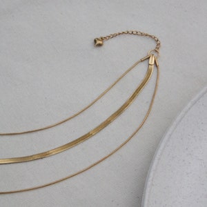 Collier à trois couches serti de bijoux avec des chaînes de serpent Cadeau minimaliste pour elle image 7