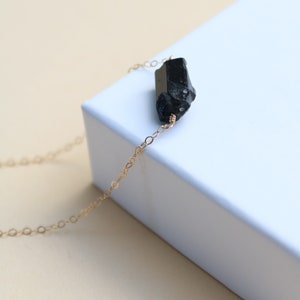 Roher schwarzer Turmalin-Anhänger, Goldkette mit Turmalin-Kristall, zierlicher Edelstein-Schmuck, Bild 9