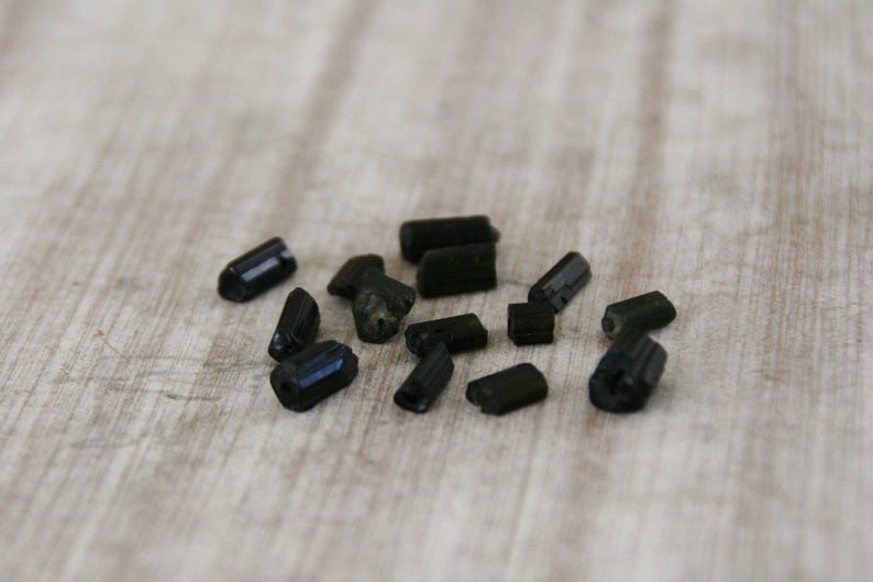Roher schwarzer Turmalin-Anhänger, Goldkette mit Turmalin-Kristall, zierlicher Edelstein-Schmuck, zdjęcie 6