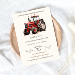 Puede incluir: Un tractor rojo sobre un fondo blanco. El texto de la invitaci&oacute;n dice: "Start your tractors and get in gear. Greyson's Fourth Birthday is almost here! Please join us to celebrate. Saturday, September 25, 2 o'clock. The Smith Residence, 1234 Any Street, Any Town. Please RSVP to Jan, call or text 123-4567."