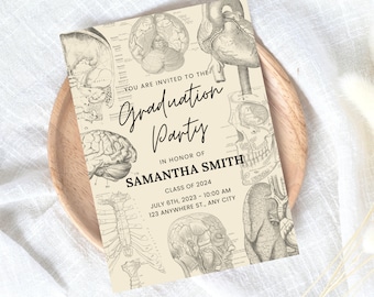 Peut inclure: Une invitation à une fête de graduation beige avec une illustration anatomique vintage du corps humain. Le texte indique "Vous êtes invité à la fête de graduation en l'honneur de Samantha Smith, Classe de 2024, le 6 juillet 2023 - 10h00, 123 Anywhere St., Any City."