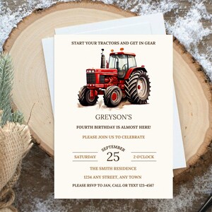 Puede incluir: Un tractor rojo sobre un fondo blanco. El texto de la invitaci&oacute;n dice: "Start your tractors and get in gear. Greyson's Fourth Birthday is almost here! Please join us to celebrate. Saturday, September 25, 2 o'clock. The Smith Residence, 1234 Any Street, Any Town. Please RSVP to Jan, call or text 123-4567."