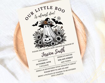 Puede incluir: Una invitación a una fiesta de bienvenida al bebé con temática de Halloween en blanco y negro con un fantasma que lleva un sombrero de bruja y sostiene una calabaza de Halloween. El texto dice "Our Little Boo is almost due!" e incluye detalles sobre el evento, como la fecha, la hora y el lugar.