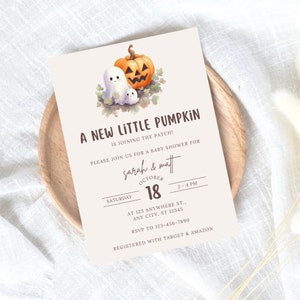 Puede incluir: Una invitación a una fiesta de bienvenida al bebé con una linda ilustración de una calabaza y dos fantasmas. La invitación es para Sarah y Matt y es el 18 de octubre de 2 a 4 PM. La dirección es 123 Anywhere St., Any City, ST 12345. RSVP al 123-456-7890. Registrado con Target & Amazon.