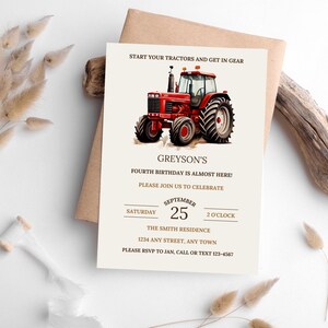 Puede incluir: Un tractor rojo con una invitaci&oacute;n de cumplea&ntilde;os para el cuarto cumplea&ntilde;os de Greyson. La invitaci&oacute;n dice "Arranca tus tractores y ponte en marcha" e incluye la fecha, la hora y el lugar de la fiesta.