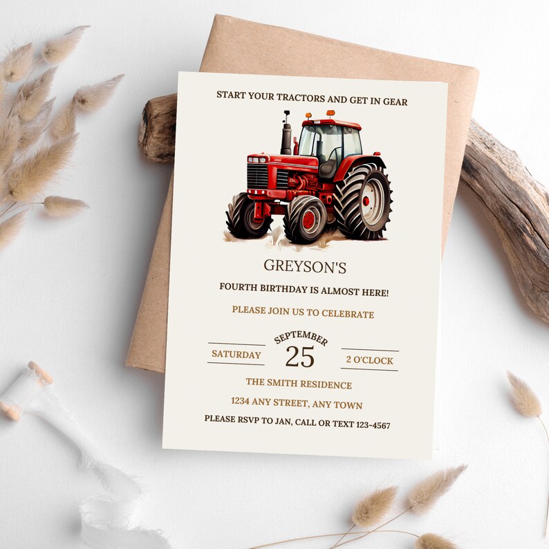 Puede incluir: Un tractor rojo con una invitaci&oacute;n de cumplea&ntilde;os para el cuarto cumplea&ntilde;os de Greyson. La invitaci&oacute;n dice "Arranca tus tractores y ponte en marcha" e incluye la fecha, la hora y el lugar de la fiesta.