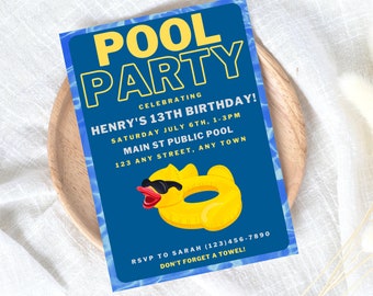 Op de afbeelding: Een blauwe en gele poolparty-uitnodiging met een cartoon eend die een zonnebril draagt en een gele opblaasbare ring. De uitnodiging zegt "POOL PARTY" in gele letters en "CELEBRATING HENRY'S 13TH BIRTHDAY!" in witte letters. De uitnodiging bevat ook de datum, tijd en locatie van het feest, evenals een RSVP-nummer en een herinnering om een handdoek mee te nemen.