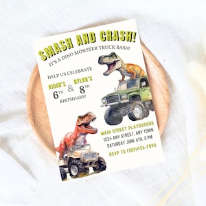 Puede incluir: Una tarjeta de invitación blanca con texto verde y amarillo que dice "Smash and Crash! It's a Dino Monster Truck Bash!"  Help us celebrate Aiden's 6th & Dylan's 8th Birthdays! Main Street Playground 1234 Any Street, Any Town Sábado 6 de junio, 2 PM RSVP a (123)456-7890. La tarjeta presenta una ilustración de acuarela de dos dinosaurios conduciendo monster trucks.