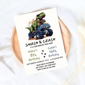 Puede incluir: Una invitación a una fiesta de cumpleaños de camión monstruo dinosaurio verde con un camión monstruo azul y el texto "Smash & Crash It's a Dino Monster Truck Bash!"  Aiden's 8th Birthday Caleb's 10th Birthday Sábado 5 de agosto 16:00 PM Main Street Playground Any Street, Any Town 01234 RSVP a Kim 123.456.7890