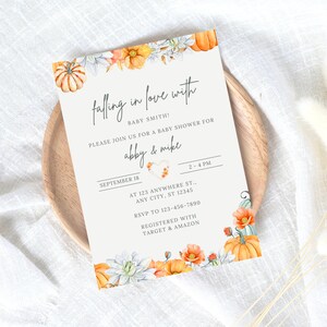 Könnte beinhalten: Babyparty-Einladung mit Aquarellkürbissen und Blumen, mit dem Text "falling in love with BABY SMITH!". Die Einladung enthält Details zur Veranstaltung, wie Datum, Uhrzeit und Ort, mit RSVP-Informationen.
