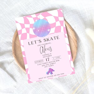 Puede incluir: Invitación a cuadros rosa y blanca con una bola de discoteca y patines. Let's Skate and Celebrate... Alexis Turning 91 December 17 1-3 PM East Street Roller Rink 1234 Any Street Any Town RSVP to Anyone 123-456-7890