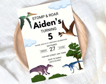 Peut inclure: Une invitation d'anniversaire de dinosaure blanche avec une illustration de dinosaure bleue, verte et brune. L'invitation indique "STOMP & ROAR Aiden's TURNING 5" et comprend la date, l'heure et les informations RSVP.