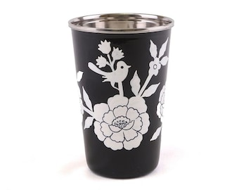 Taza de esmalte pintada a mano con flores en blanco y negro