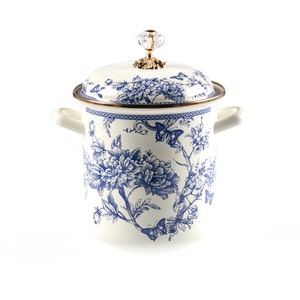 Könnte beinhalten: Weißer Emailletopf mit blau-weißem Blumenmuster und einem goldenen Knopf auf dem Deckel.