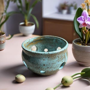 Handgefertigter Orchideentopf mit Abflusslöchern, gesprenkelte türkisfarbene Keramik.