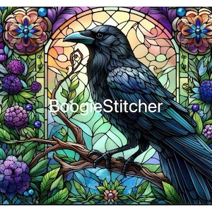 Puede incluir: Ilustración de estilo vidriera que representa un cuervo negro posado en una rama. La obra de arte presenta colores vibrantes, con las plumas del cuervo en tonos azules y negros. El fondo tiene elementos florales y de hojas, con el texto "BoogieStitcher".
