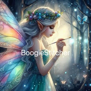 Op de afbeelding: Een digitale illustratie van een fee met zilver haar, gekleed in een turquoise jurk en regenboogvleugels. Ze houdt een penseel vast, met de tekst "BoogieStitcher" over de afbeelding. De achtergrond toont een bos met gloeiende lichten en vlinders.