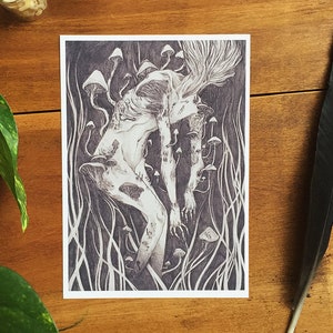 Stwór grzyb / 5 x 7 matowy wydruk artystyczny / Dziwny / Surrealistyczny / Mroczna sztuka / Grzyb / Las / Grafit na Moleskine