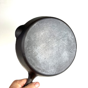 NICE Vintage Unmarked Cast Iron #5 Smooth Bottom Skillet