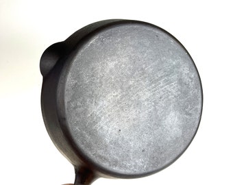 NICE Vintage Unmarked Cast Iron #5 Smooth Bottom Skillet