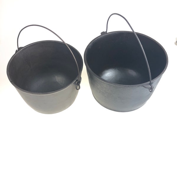 ¡UAU!  RARE Set de 2 Cahill Cast Iron Footed Kettles Bean Pots - 8, y 9 tamaños