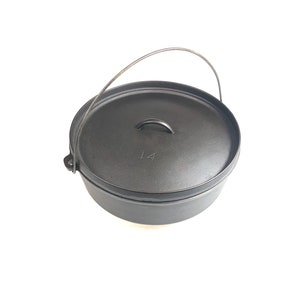 Puede incluir: Cazuela de hierro fundido negro con tapa y asa de alambre. La tapa tiene una peque&ntilde;a asa y el n&uacute;mero "14" est&aacute; grabado en la tapa.