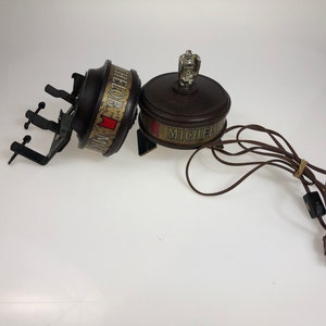 Conjunto de 2 Vintage Michelob Beer Cash Register Sign Topper Display Pieces - 1 Iluminado, 1 no Iluminado