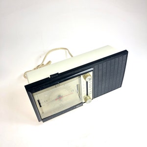 Vintage 1963 RCA Victor Model 4RD51 AM Tube Clock Radio
